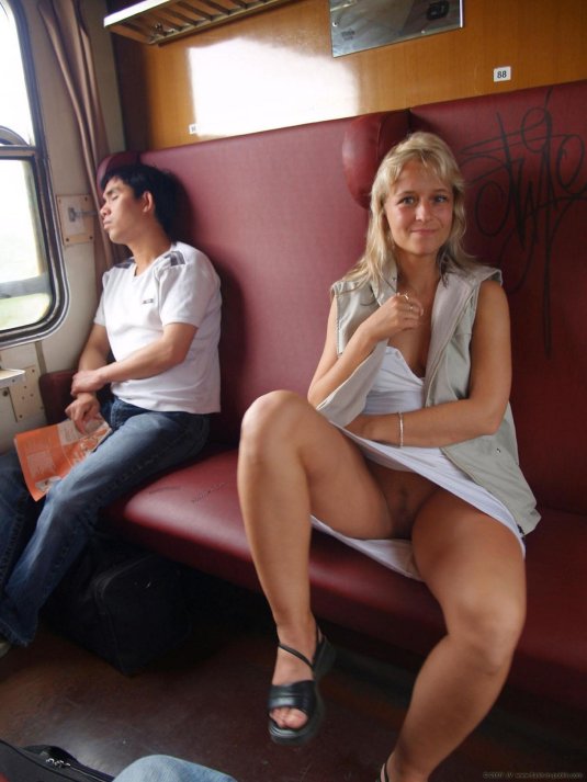 Под юбкой в метро