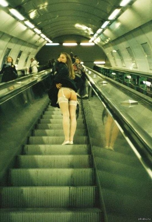 Под юбкой в метро