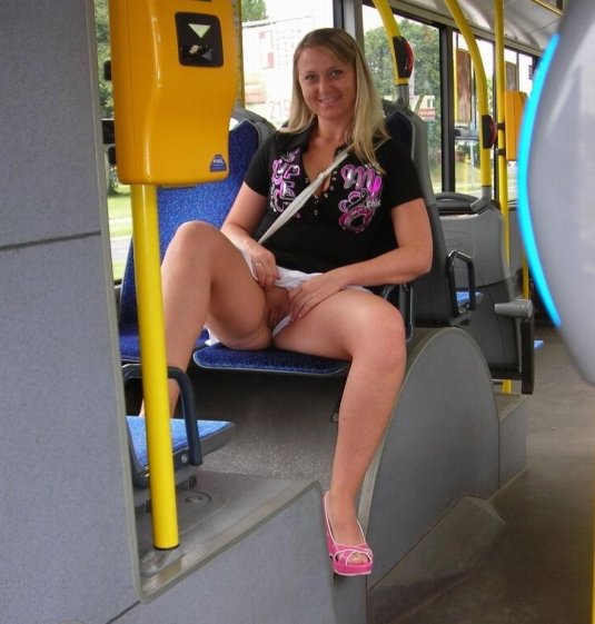 Трусики под юбкой в общественном транспорте