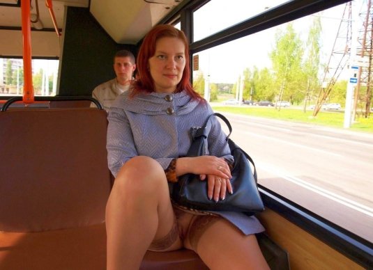 Под юбкой в метро