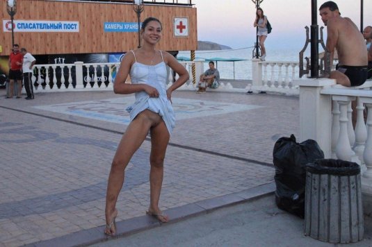 Девушки и женщины без трусов