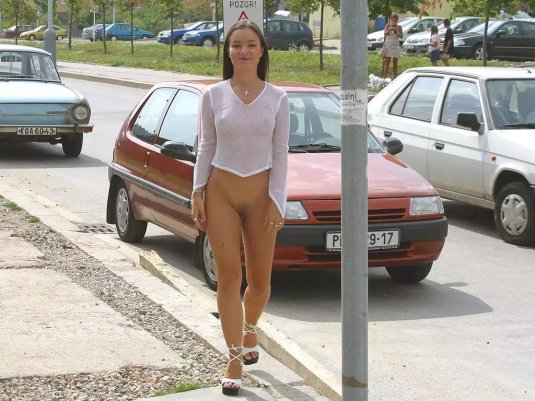 Ходит по улице голая