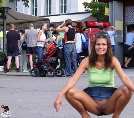 Девушки ходят без трусиков