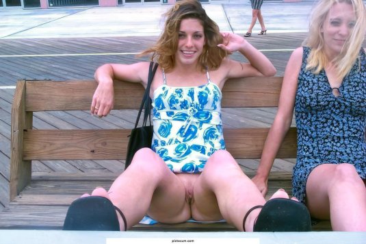 Девушки засветили свои киски