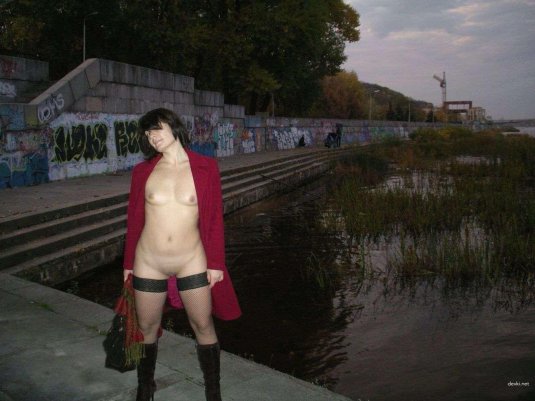 Голая ночью на улице частное