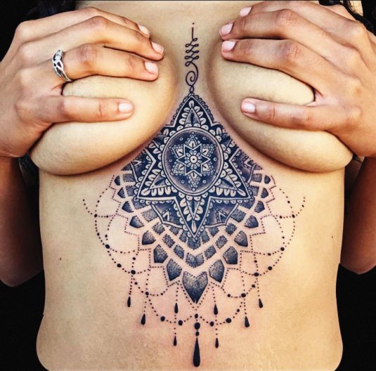 Тату под грудь