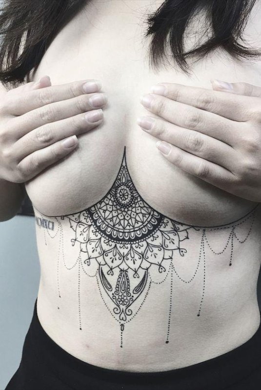 Тату под грудь