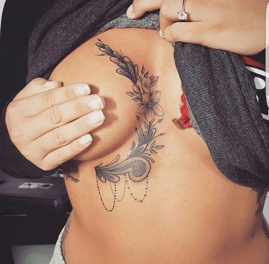 Женские тату под грудью