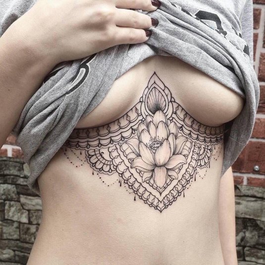 Тату под грудь