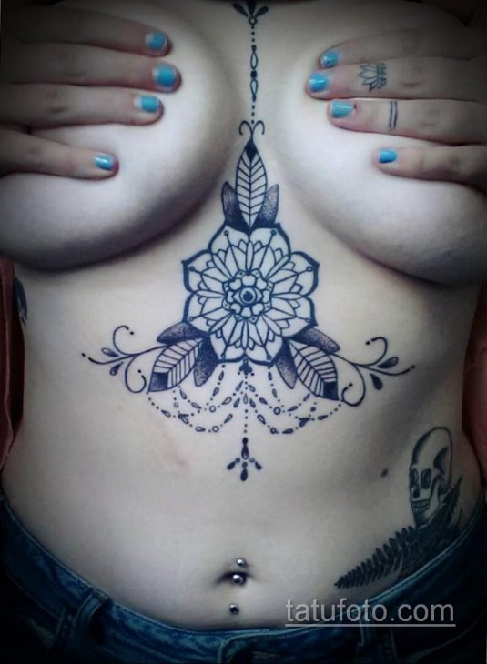 Татуировка под грудью