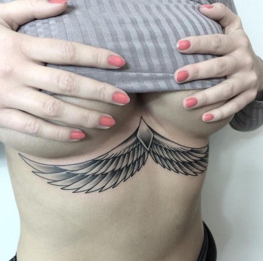 Тату крылья на груди женские