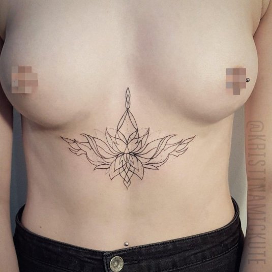 Татуировка под грудью