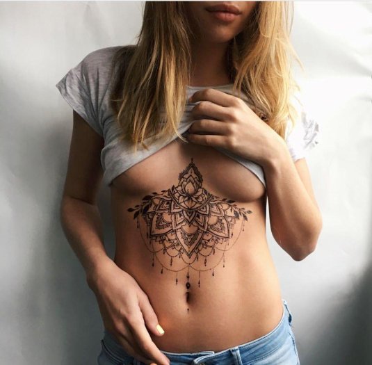 Тату под грудь