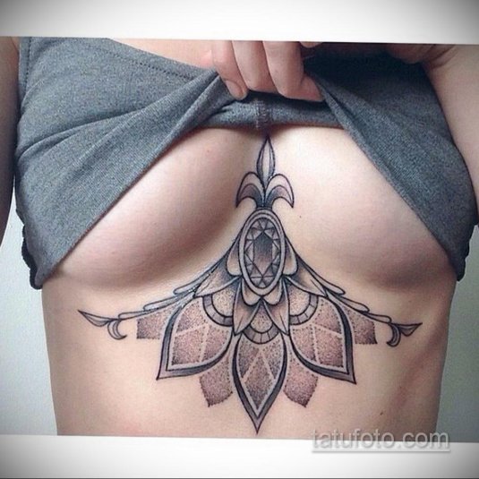 Тату под грудь