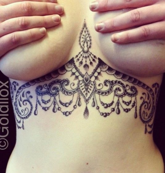 Тату под грудь