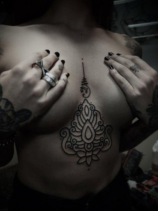 Тату между грудиной у девушек