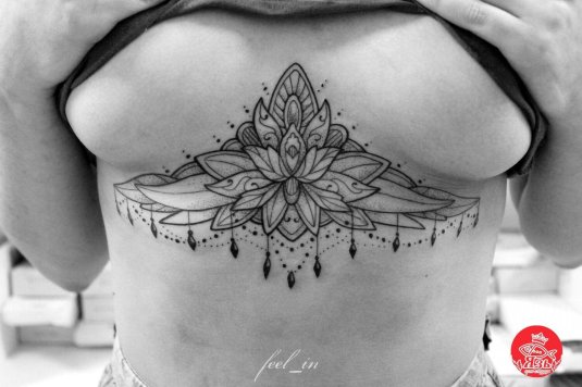 Тату под грудь