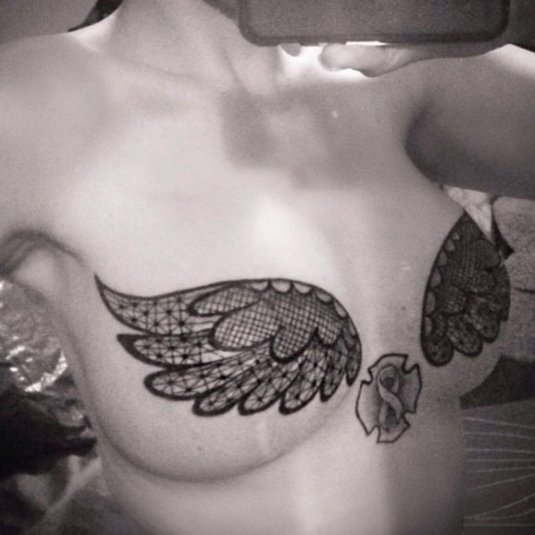 Тату под грудью женские