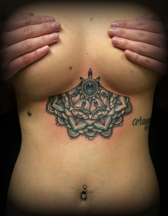 Тату под грудь