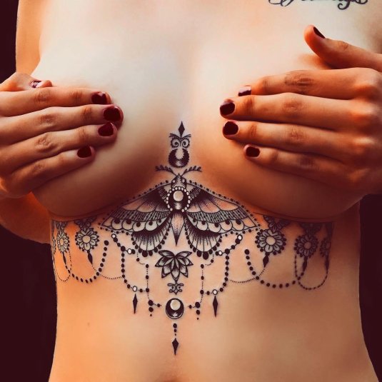 Под грудью тату