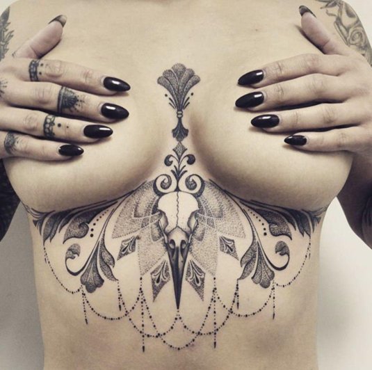 Тату под грудь