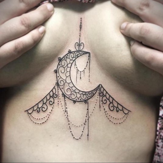 Тату под грудь