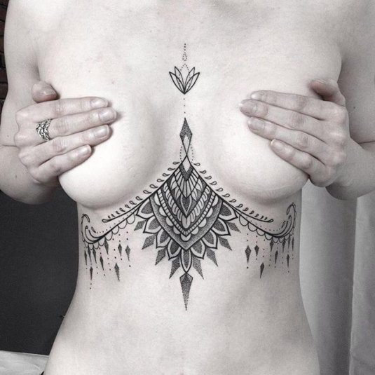 Тату под грудь