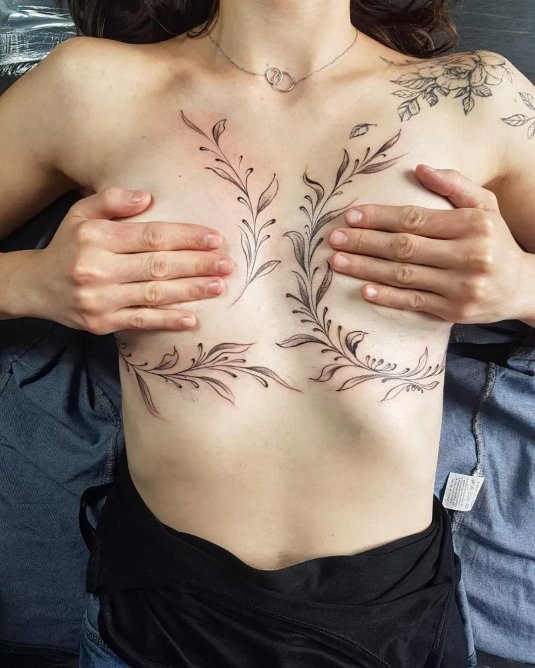 Тату веточка под грудью