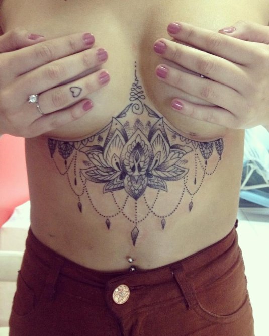 Тату под грудью женские