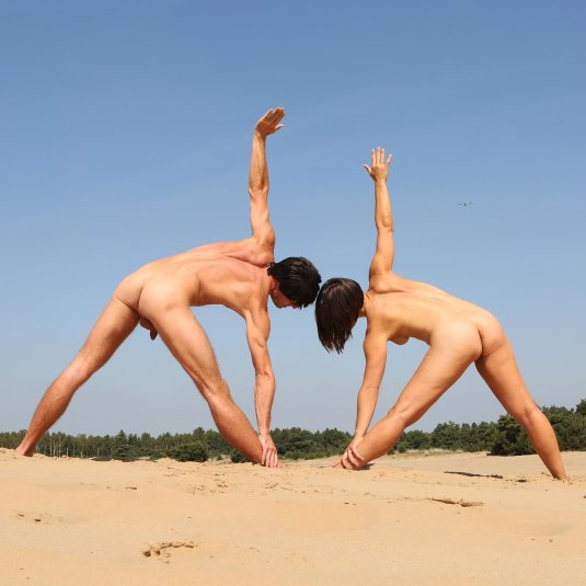 Групповая йога голышом