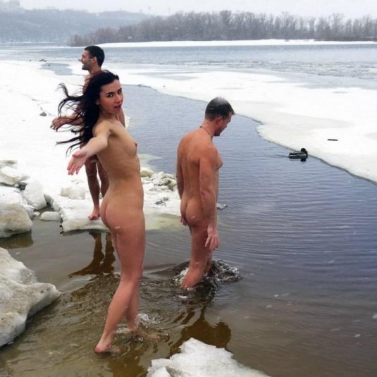 Голые купаются в проруби
