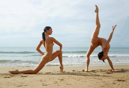 Голая девушка гимнастка