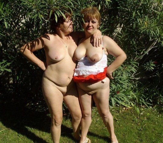 Пожилые толстушки на природе