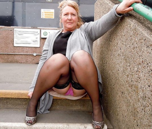 Зрелая под юбкой