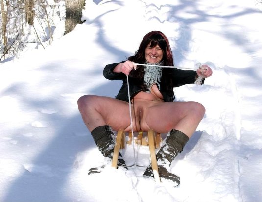 Женщины голышом на санках