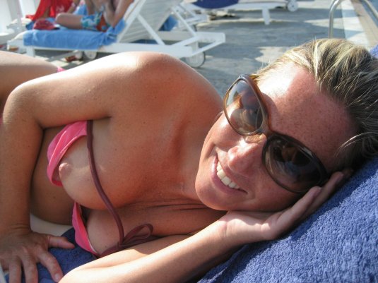 Случайно засветила сосок на пляже