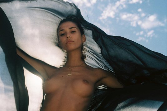 Брюнетка сиськи