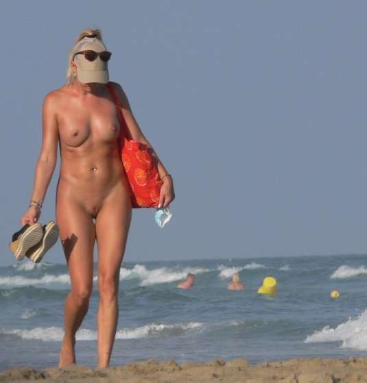 Голая жена на пляже