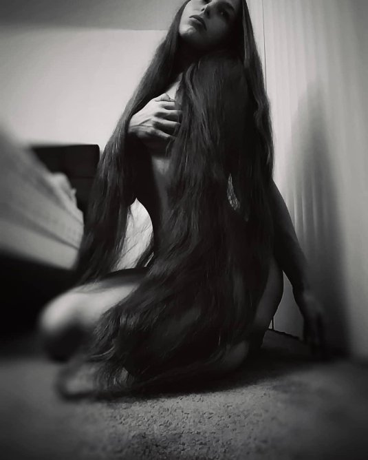 Брюнетка с длинными волосами ню