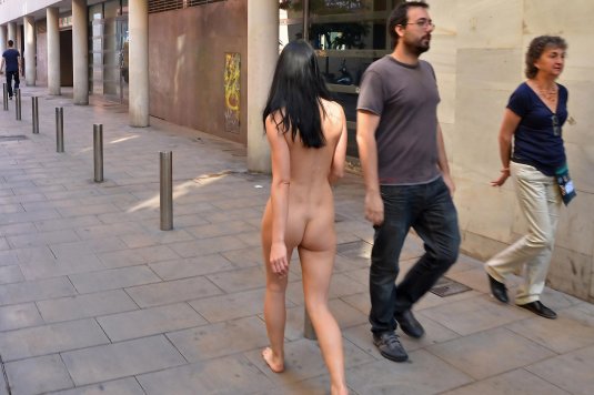 Ходит голая по улице