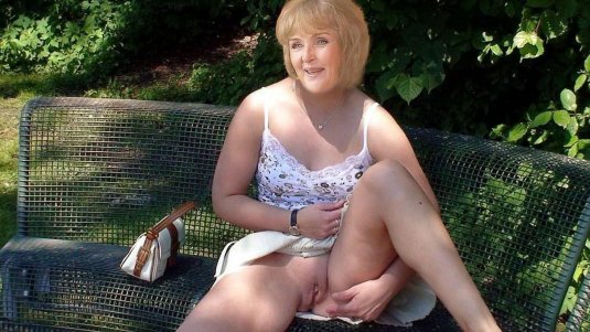 Пожилые женщины без трусиков