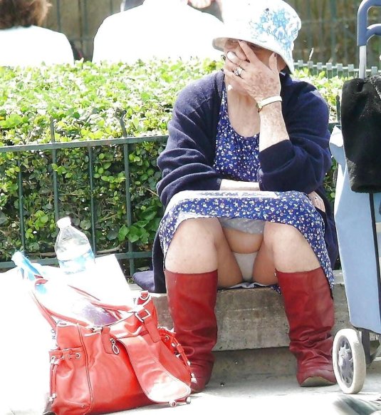 Под юбкой у взрослых женщин