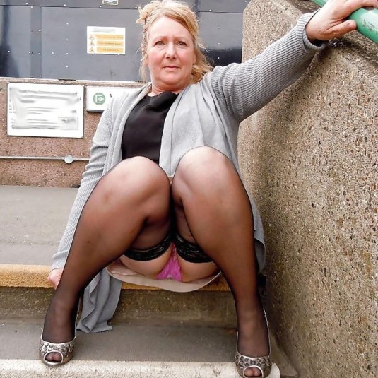 Зрелая под юбкой