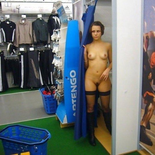 Голая девушка в примерочной