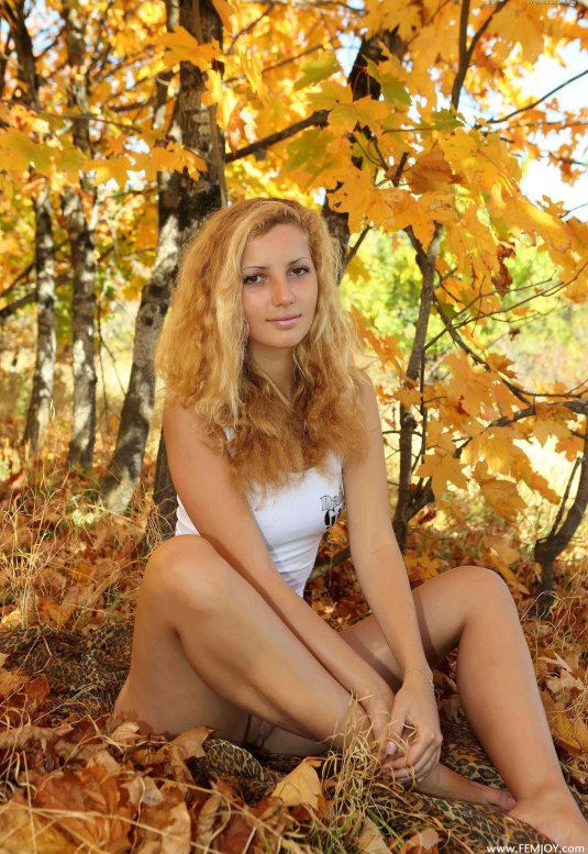 Голая блондинка в осеннем парке