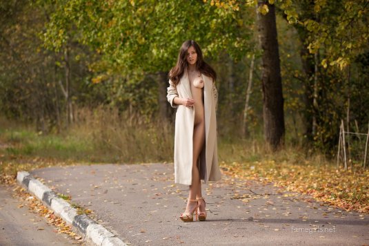 Эротическая фотосессия в пальто