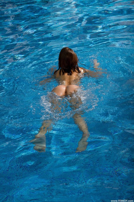 Голышом в бассейне