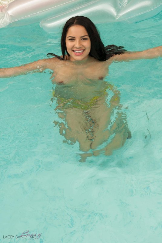 Голые красотки в бассейне