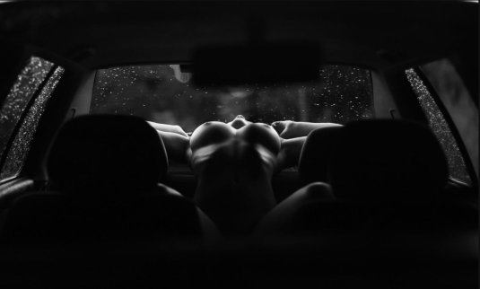 В машине эротика