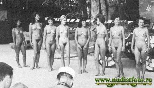 Медосмотр голых женщин ретро